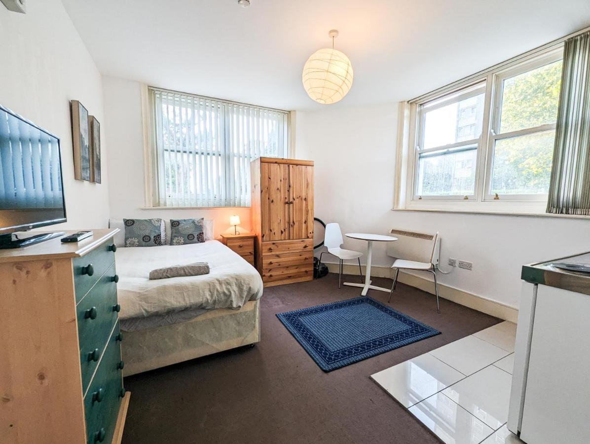 Cozy Central Apartments - With Private Kitchens & Bathrooms Portsmouth Exterior photo